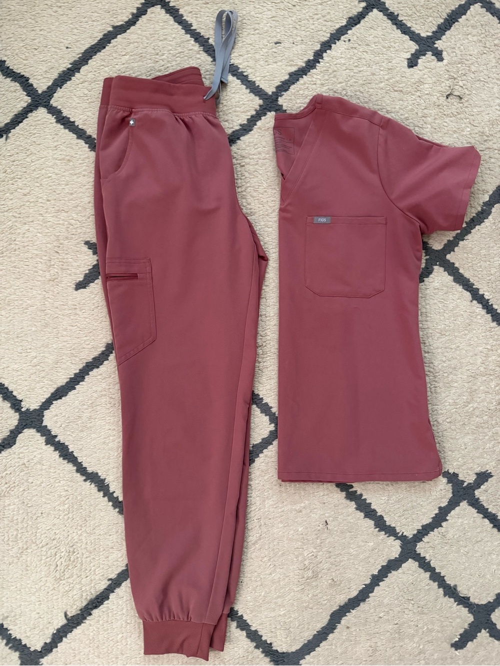 FIGS Womens Scrub Set - Mauve Top & Jogger Pants size M